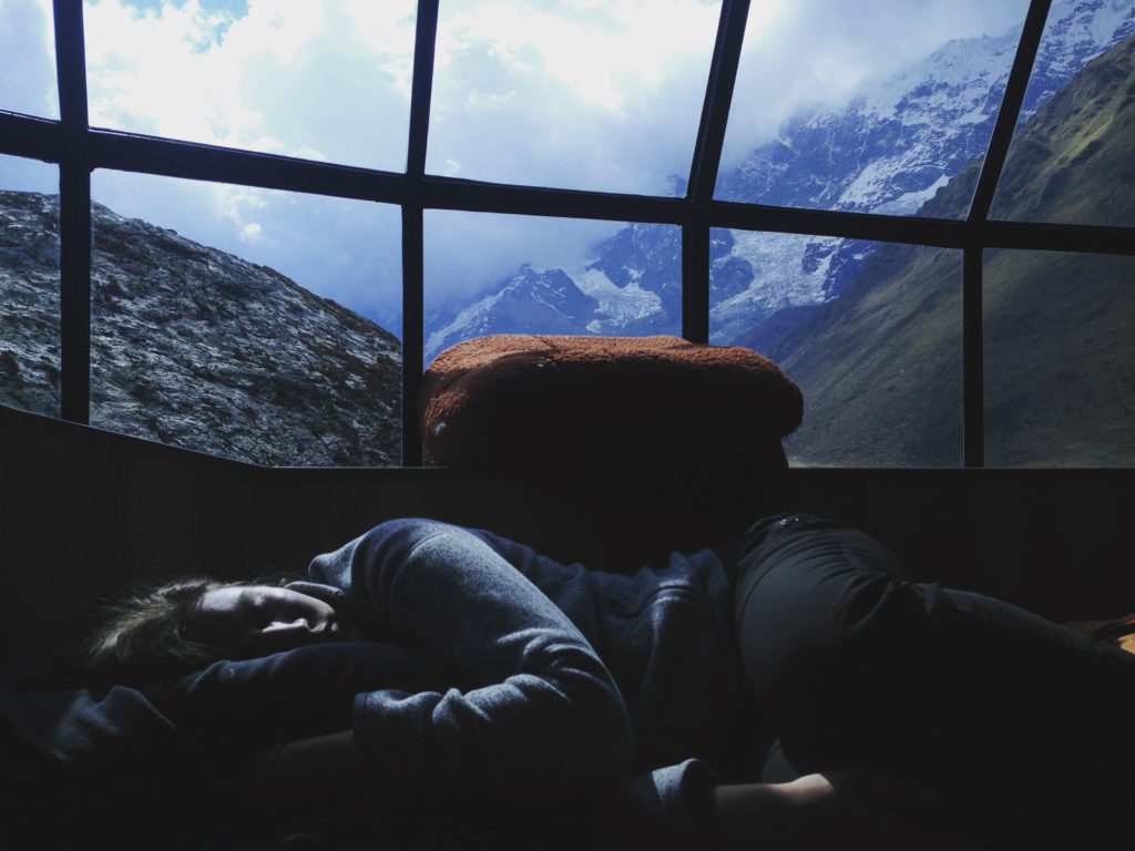 Homme endormi sur le canapé avec une vue spectaculaire à travers la fenêtre épuisement photographique