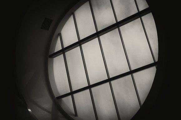 fenêtre rétro-éclairée en noir et blanc